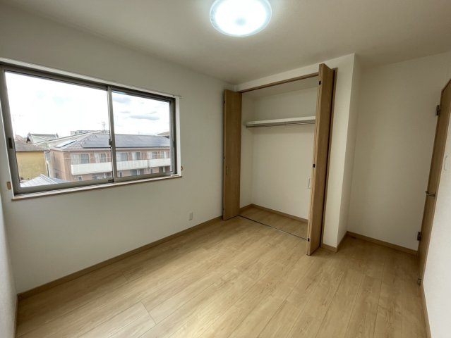 星田2丁目　中古一戸建ての寝室|洋室5.0帖
■物件内覧・資金計画相談・住宅ローン相談、リフォーム相談、お問合せ受付中■
※当日・翌日のご内覧、ご相談はお電話でのお問合せがスムーズです！