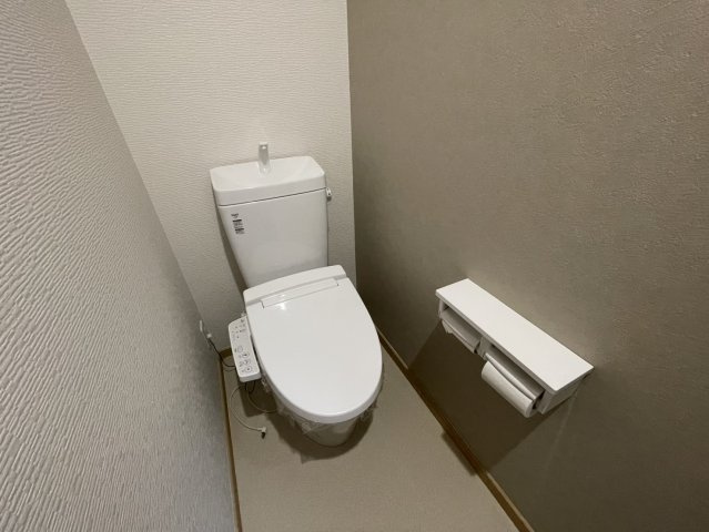 星田2丁目　中古一戸建ての内装|トイレ　2階　温水洗浄便座付き
■物件内覧・資金計画相談・住宅ローン相談、リフォーム相談、お問合せ受付中■
※当日・翌日のご内覧、ご相談はお電話でのお問合せがスムーズです！
