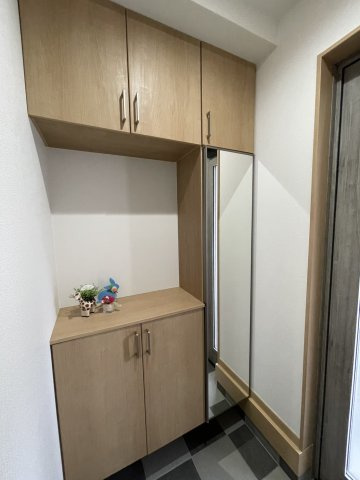 星田2丁目　中古一戸建ての収納|姿見付きシューズボックス
■物件内覧・資金計画相談・住宅ローン相談、リフォーム相談、お問合せ受付中■
※当日・翌日のご内覧、ご相談はお電話でのお問合せがスムーズです！
