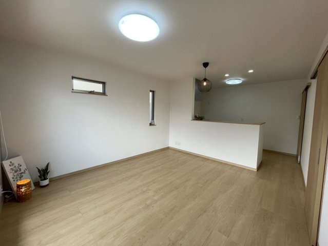 星田2丁目　中古一戸建ての居間・リビング|LDK14.0帖
■物件内覧・資金計画相談・住宅ローン相談、リフォーム相談、お問合せ受付中■
※当日・翌日のご内覧、ご相談はお電話でのお問合せがスムーズです！
