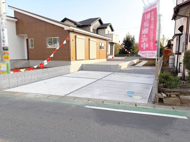 常総市豊岡町3期　新築戸建て　2号棟の駐車場|カースペースは3台完備。ゲスト用のスペースも確保できますね♪
