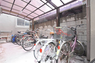 【駐車場】 | 自転車置き場。マンションの共用部にあたります。空きの有無や駐輪料金、各戸の台数制限などについては、改めてお問い合わせください。～即日のご見学可能～　お問合せはお気軽にどうぞ。