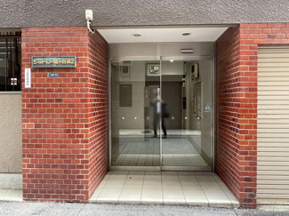 【エントランス】 | お客様を、そして住人を出迎えてくれるマンションのエントランス。ゴミが落ちていないことからも、管理状態の良さや住民の節度の高さが見て取れます。～即日のご見学可能～　お問合せはお気軽にどうぞ。