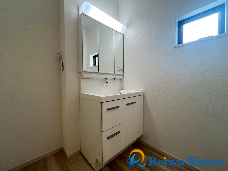 新築戸建　藤沢市大庭の独立洗面台|三面鏡付洗面化粧台は鏡裏に収納スペースがあり、歯ブラシや化粧水等ごちゃごちゃしがちな小物を隠して収納できます