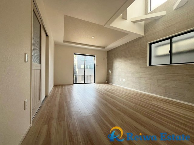 新築戸建　藤沢市大庭の居間・リビング|足元からじんわりと暖められ、乾燥しにくく埃も舞いにくい温水式床暖房付