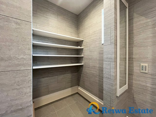 新築戸建　藤沢市大庭の収納|靴や雨具で散らかりな玄関をすっきりさせてくれるシューズインクローゼット
ベビーカーやアウトドア用品を置いておくのにも便利