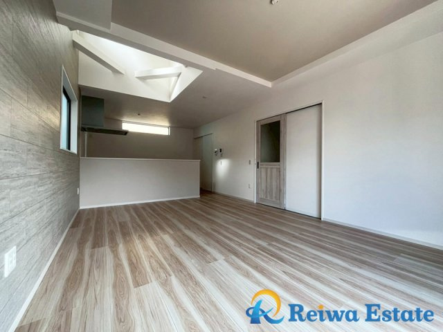 新築戸建　藤沢市大庭の居間・リビング|ダイニング上部吹抜けで、自然の光を多く取り込むことで室内が明るくなります