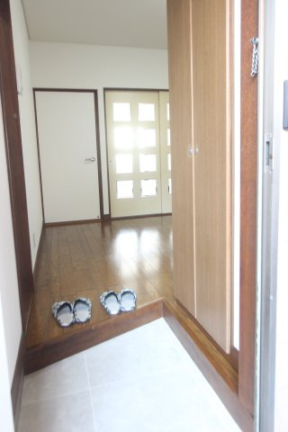フラワーハイツの玄関