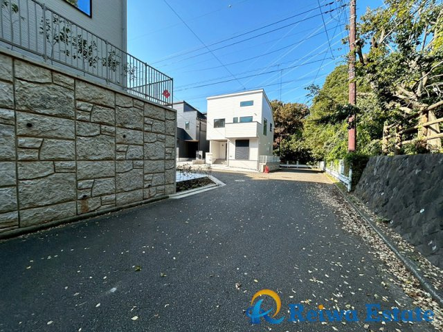 新築戸建　藤沢市大庭の前面道路含む現地写真