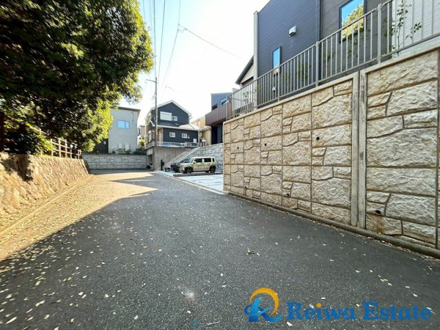 新築戸建　藤沢市大庭の前面道路含む現地写真