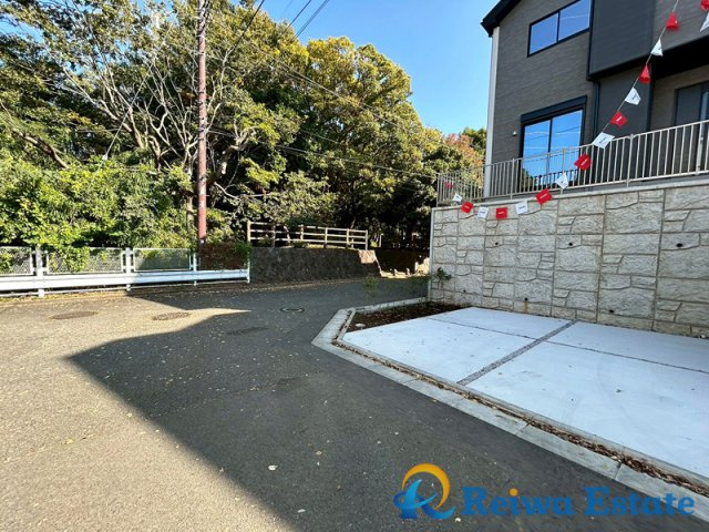 新築戸建　藤沢市大庭の前面道路含む現地写真