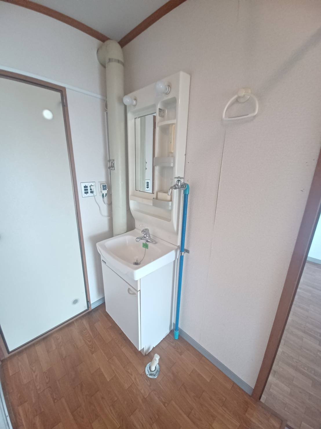 三倉マンションの独立洗面台