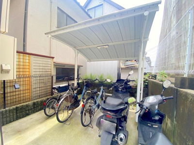 【その他共用部分】 | コンフォート矢賀 | 駐車場には屋根があるので雨の日も困りません
