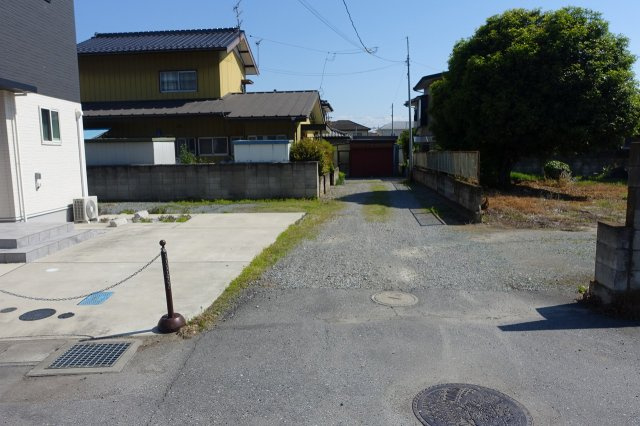 【令和3年築】高崎市下小鳥町　中古住宅の前面道路含む現地写真