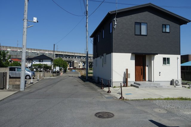 【令和3年築】高崎市下小鳥町　中古住宅の前面道路含む現地写真