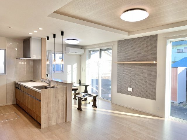 【令和3年築】高崎市下小鳥町　中古住宅の居間・リビング