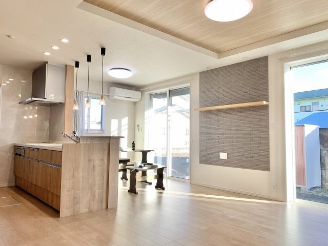 【令和3年築】高崎市下小鳥町　中古住宅の居間・リビング