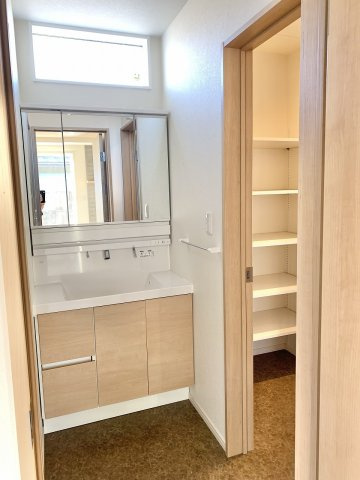 【令和3年築】高崎市下小鳥町　中古住宅の独立洗面台