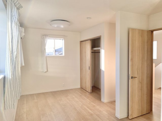 【令和3年築】高崎市下小鳥町　中古住宅の洋室