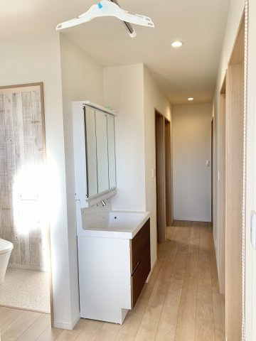 【令和3年築】高崎市下小鳥町　中古住宅の独立洗面台