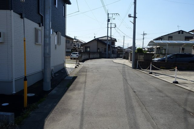 【令和3年築】高崎市下小鳥町　中古住宅の前面道路含む現地写真