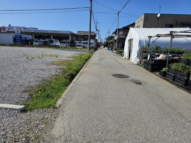 長浜市曽根町　事業用地の前面道路含む現地写真|東側の市道はセットバックが必要です。