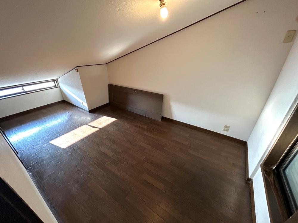 北出町　中古一戸建ての寝室|洋室7.5帖　勾配天井
■物件内覧・資金計画相談・住宅ローン相談、リフォーム相談、お問合せ受付中■
※当日・翌日のご内覧、ご相談はお電話でのお問合せがスムーズです！