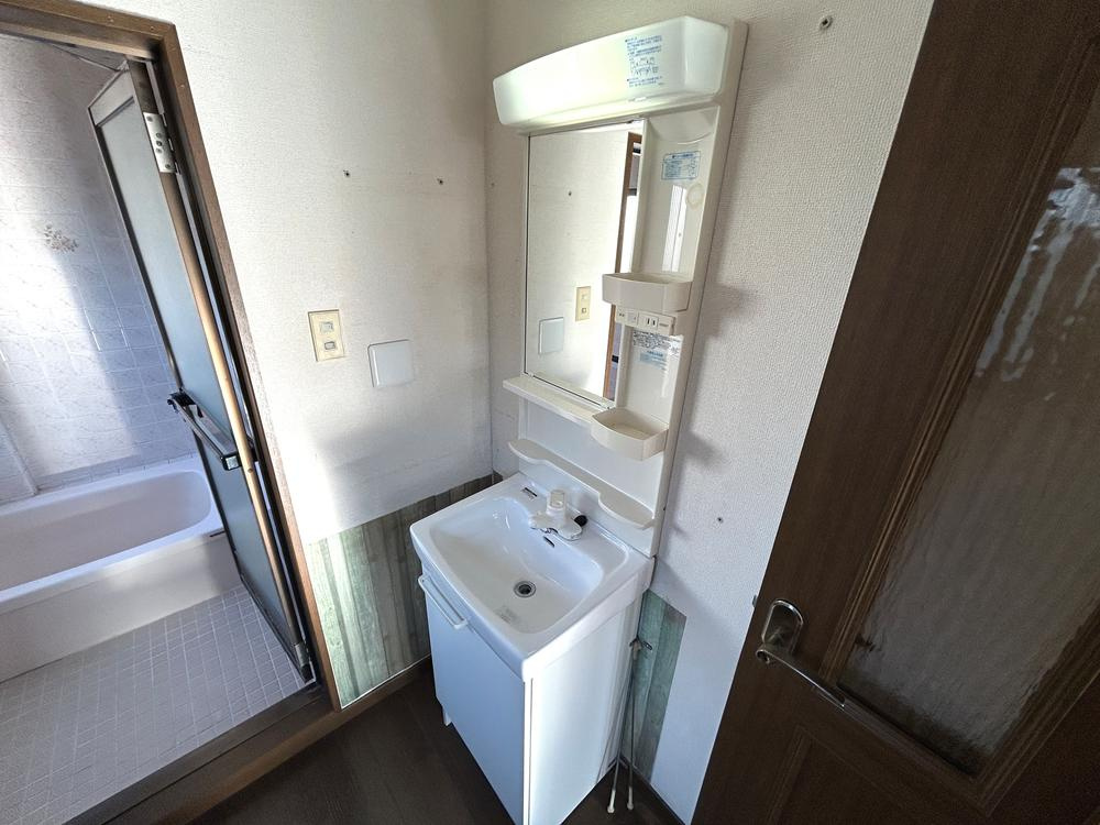 北出町　中古一戸建ての独立洗面台|洗面化粧台
■物件内覧・資金計画相談・住宅ローン相談、リフォーム相談、お問合せ受付中■
※当日・翌日のご内覧、ご相談はお電話でのお問合せがスムーズです！