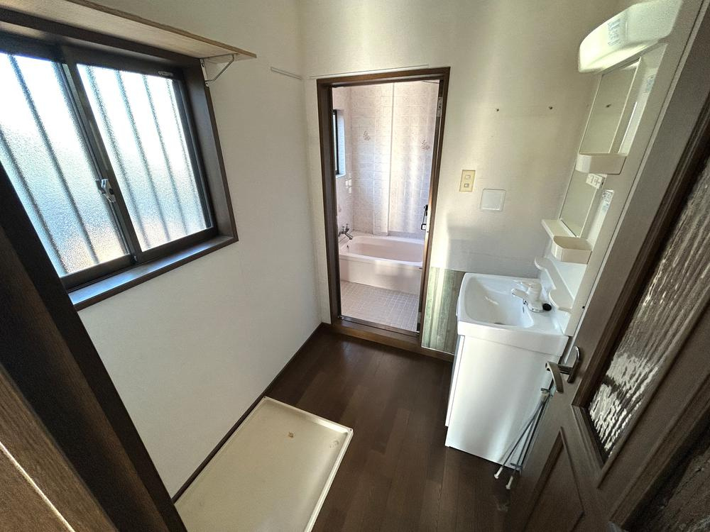 北出町　中古一戸建ての脱衣所|洗濯機置き場
■物件内覧・資金計画相談・住宅ローン相談、リフォーム相談、お問合せ受付中■
※当日・翌日のご内覧、ご相談はお電話でのお問合せがスムーズです！