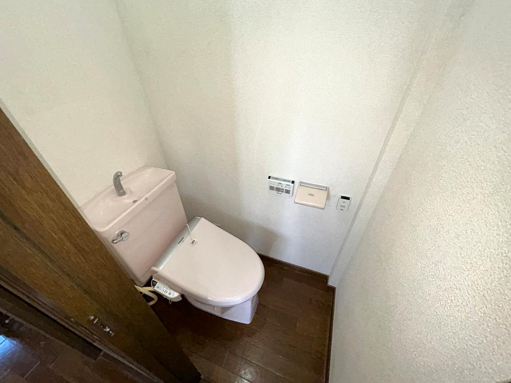 北出町　中古一戸建てのトイレ|温水洗浄便座
■物件内覧・資金計画相談・住宅ローン相談、リフォーム相談、お問合せ受付中■
※当日・翌日のご内覧、ご相談はお電話でのお問合せがスムーズです！