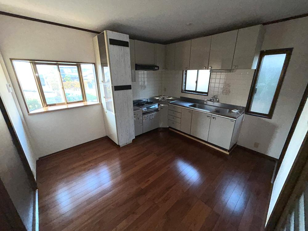 北出町　中古一戸建てのキッチン|DK8.0帖　L字キッチン
■物件内覧・資金計画相談・住宅ローン相談、リフォーム相談、お問合せ受付中■
※当日・翌日のご内覧、ご相談はお電話でのお問合せがスムーズです！