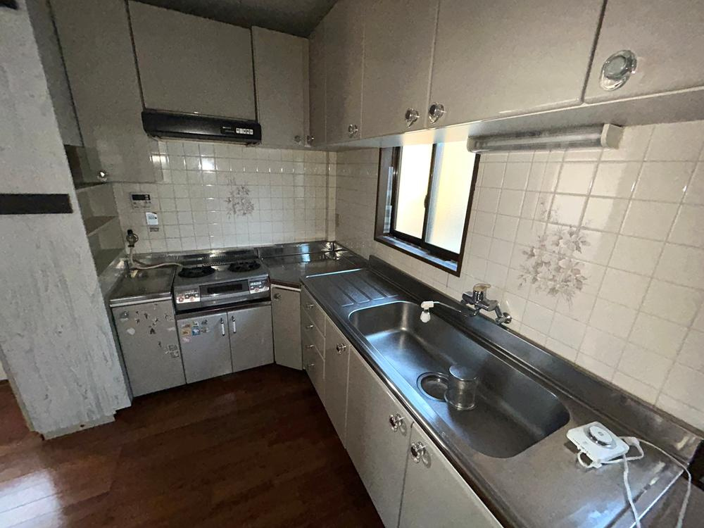 北出町　中古一戸建てのキッチン|L字型キッチン　窓付き
■物件内覧・資金計画相談・住宅ローン相談、リフォーム相談、お問合せ受付中■
※当日・翌日のご内覧、ご相談はお電話でのお問合せがスムーズです！