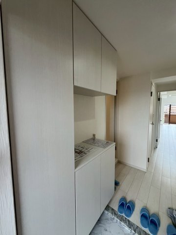 朝日プラザシティサザンパークI棟　最上階メゾネットタイプの玄関|白を基調とした内装