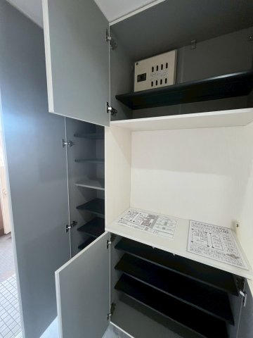 朝日プラザシティサザンパークI棟　最上階メゾネットタイプの玄関|大容量のシューズボックス