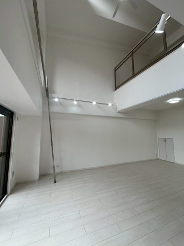 朝日プラザシティサザンパークI棟　最上階メゾネットタイプの居間・リビング|広々約20.5帖