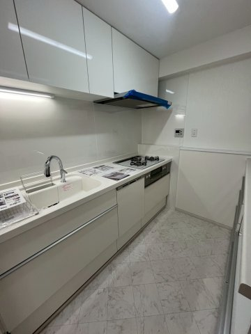 朝日プラザシティサザンパークI棟　最上階メゾネットタイプのキッチン|収納もたっぷりの独立型のキッチンです