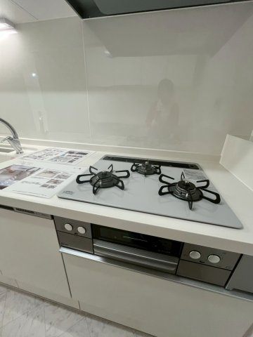 朝日プラザシティサザンパークI棟　最上階メゾネットタイプのキッチン|3口コンロです