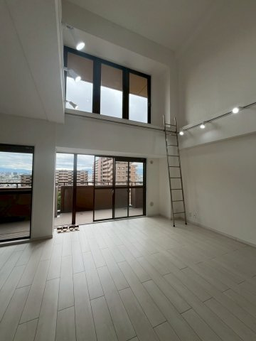 朝日プラザシティサザンパークI棟　最上階メゾネットタイプの居間・リビング