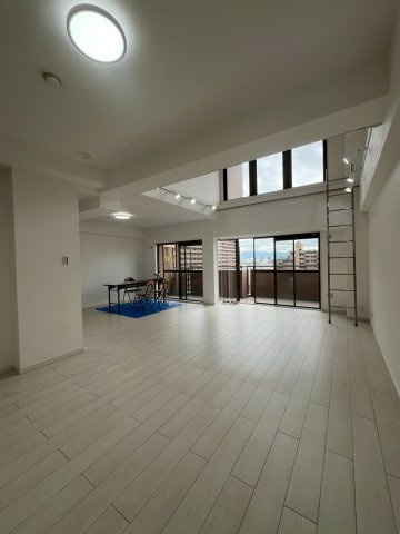 朝日プラザシティサザンパークI棟　最上階メゾネットタイプの居間・リビング|南東側の吹き抜けがありとても開放感があります