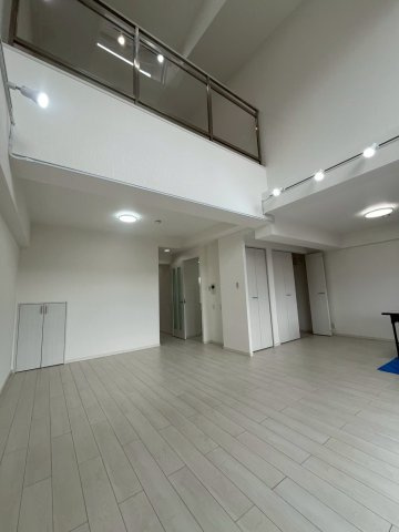 朝日プラザシティサザンパークI棟　最上階メゾネットタイプの居間・リビング|とっても明るいリビング