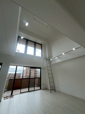 朝日プラザシティサザンパークI棟　最上階メゾネットタイプの居間・リビング|梯子がついており、上の窓も開けることができるので風通しもさらにアップ！