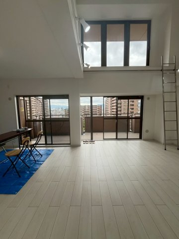 朝日プラザシティサザンパークI棟　最上階メゾネットタイプの居間・リビング|南東側の大きな吹き抜け