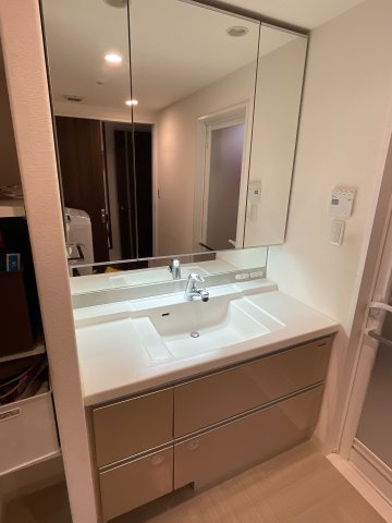 アルファステイツ福山駅前IIの洗面所|１２００mmサイズの高級感ある、三面鏡洗面化粧台です。