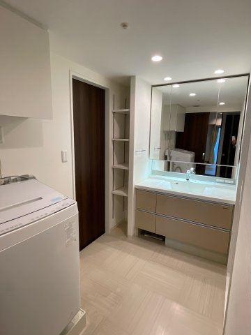 アルファステイツ福山駅前IIの洗面所|約3帖の広さがある洗面所は廊下・キッチンから入れる使いやすい2WAY動線です。