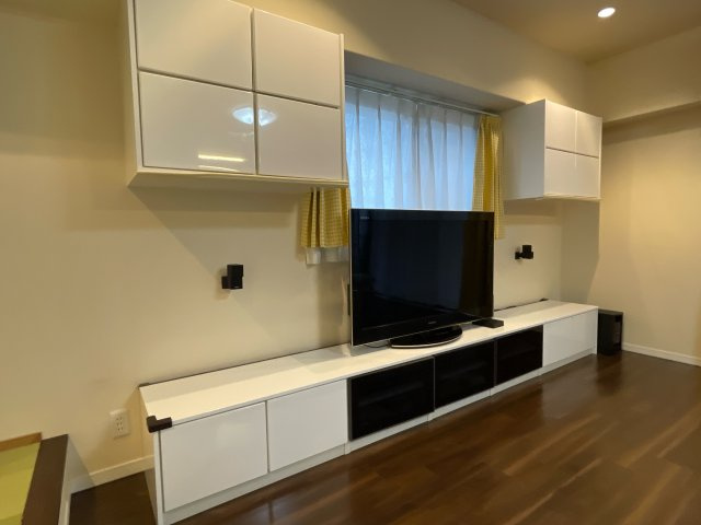 アルファステイツ福山駅前IIの居間・リビング|臨場感あるサウンドを体感できる、スピーカー付のテレビボードです。