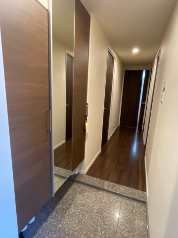 アルファステイツ福山駅前IIの玄関|姿見鏡付の大容量シューズボックスです。