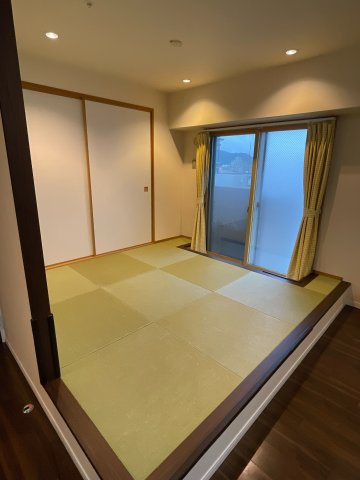 アルファステイツ福山駅前IIの和室|リビングに隣接したタタミコーナーは寛ぎの空間です。