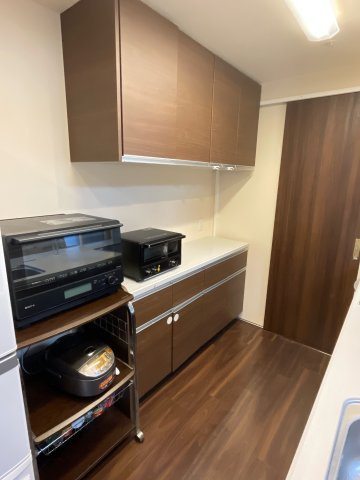 アルファステイツ福山駅前IIのキッチン|収納力に自信があるカウンタータイプのカップボードです。キッチン周辺がキレイに片付けることができます。