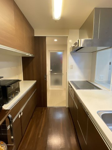 アルファステイツ福山駅前IIのキッチン|洗面所まで通じる家事動線が魅力です。