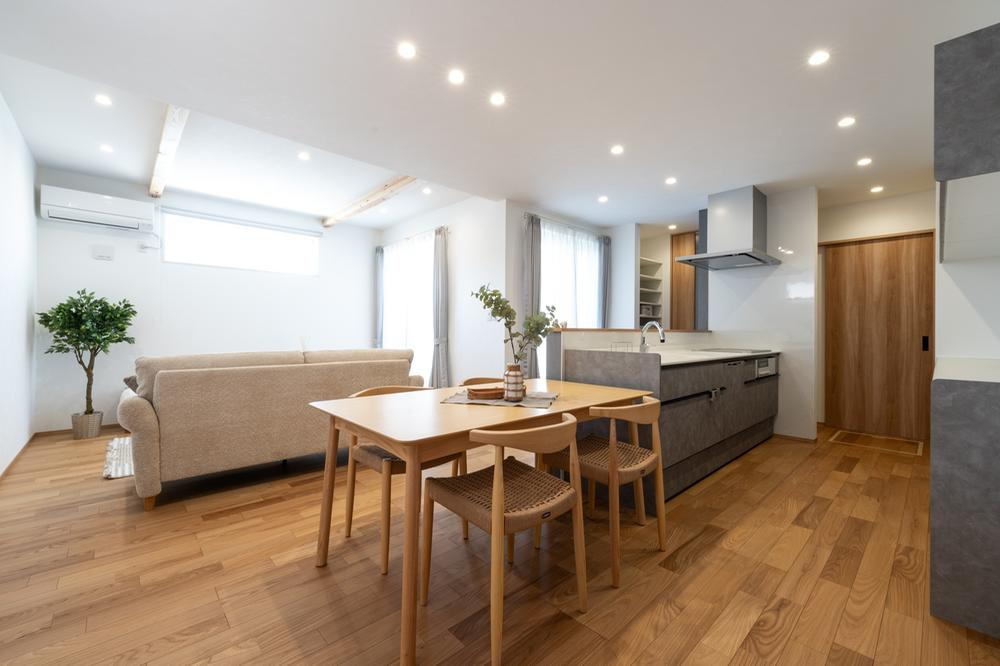 小山市間々田　新築戸建2の居間・リビング